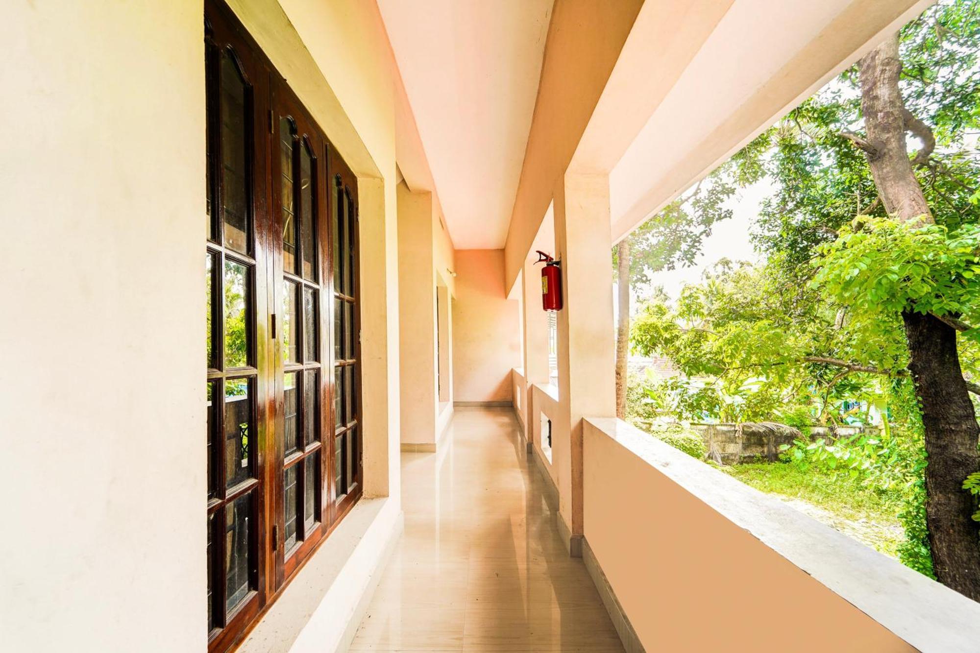 Super Hotel O Nettoor Near Lakeshore Hospital Kochi Kültér fotó